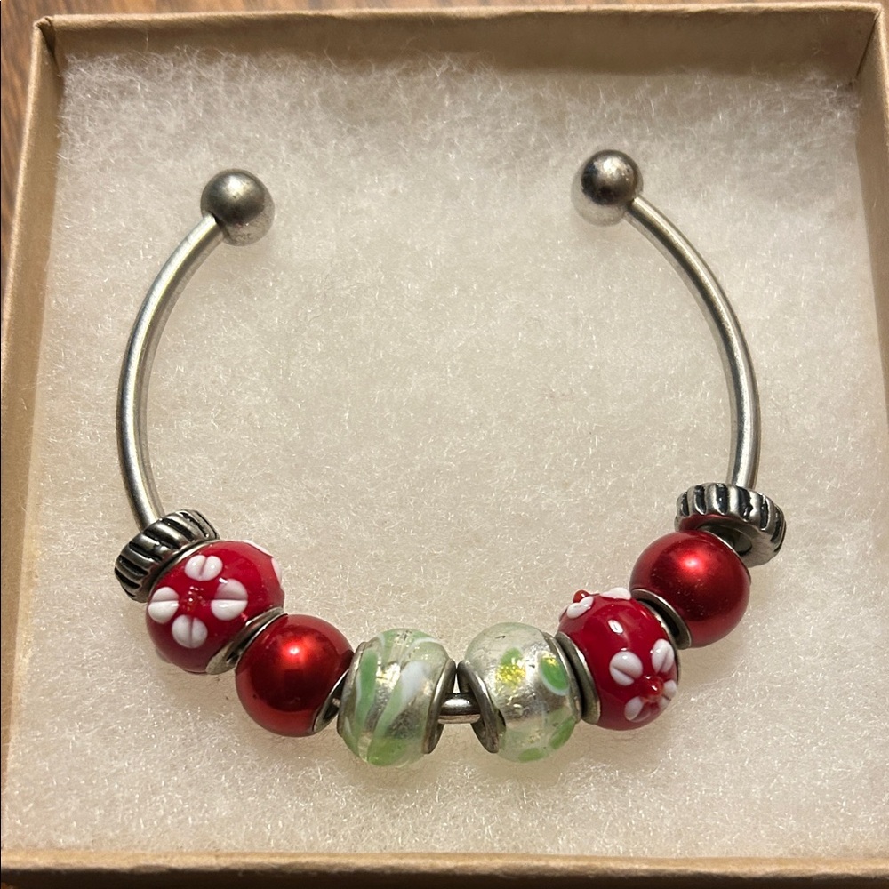 Elegant Red and Green Beaded Bracelet